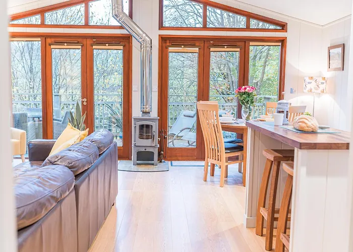 Family Friendly, Lovely Lakeland Lodge With Private Parking And A Patio