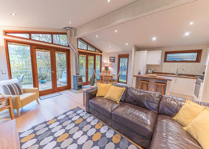 Family Friendly, Lovely Lakeland Lodge With Private Parking And A Patio