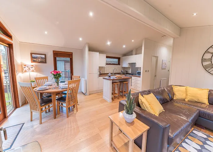 Family Friendly, Lovely Lakeland Lodge With Private Parking And A Patio