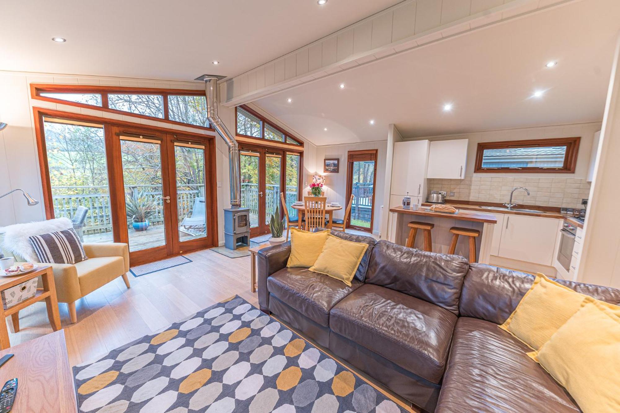 Family Friendly, Lovely Lakeland With Private Parking And A Patio *