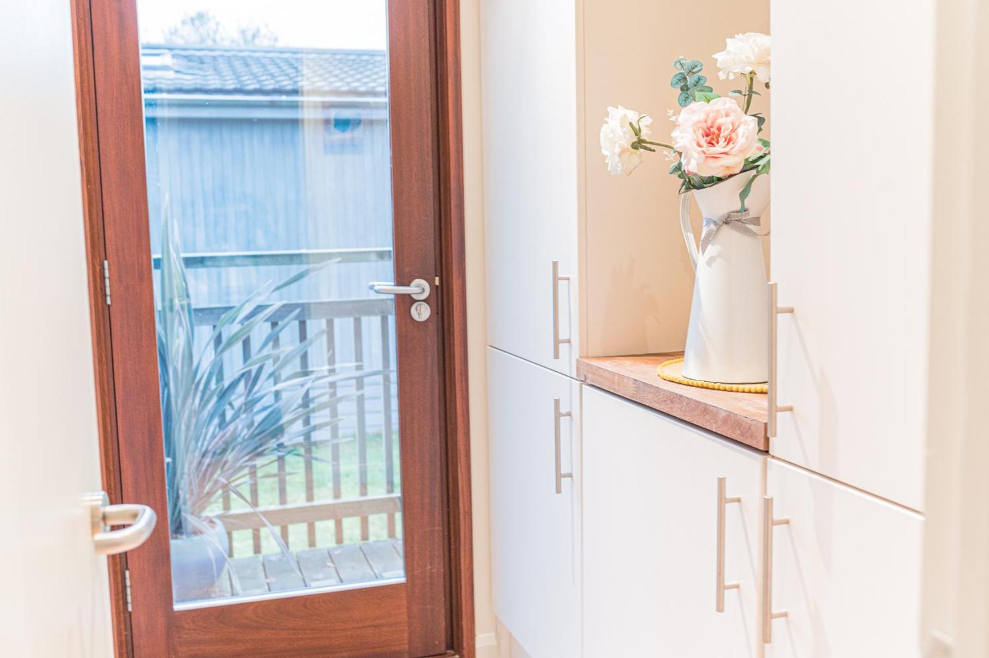 Family Friendly, Lovely Lakeland With Private Parking And A Patio Chalet