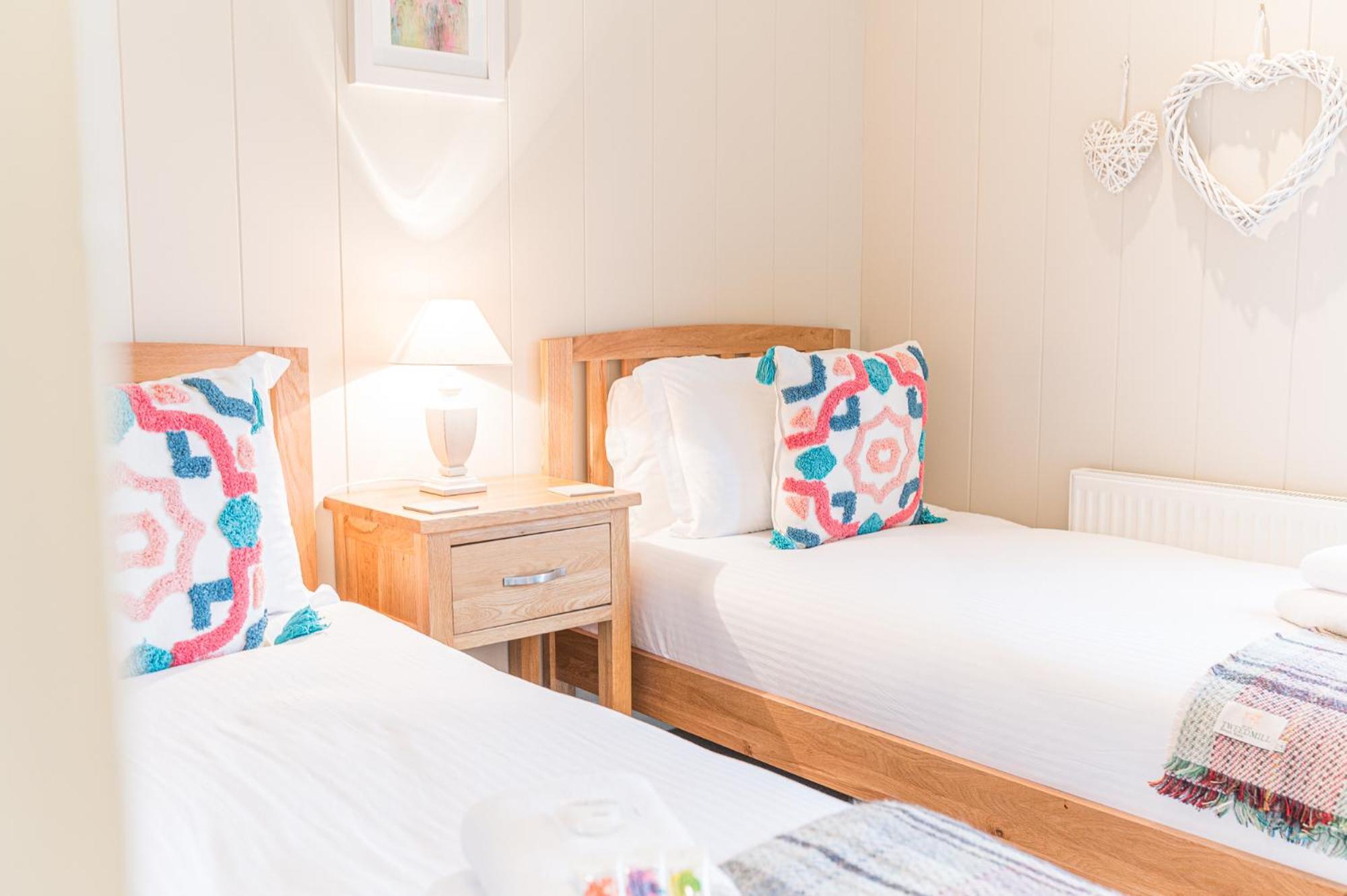 Family Friendly, Lovely Lakeland With Private Parking And A Patio Chalet *