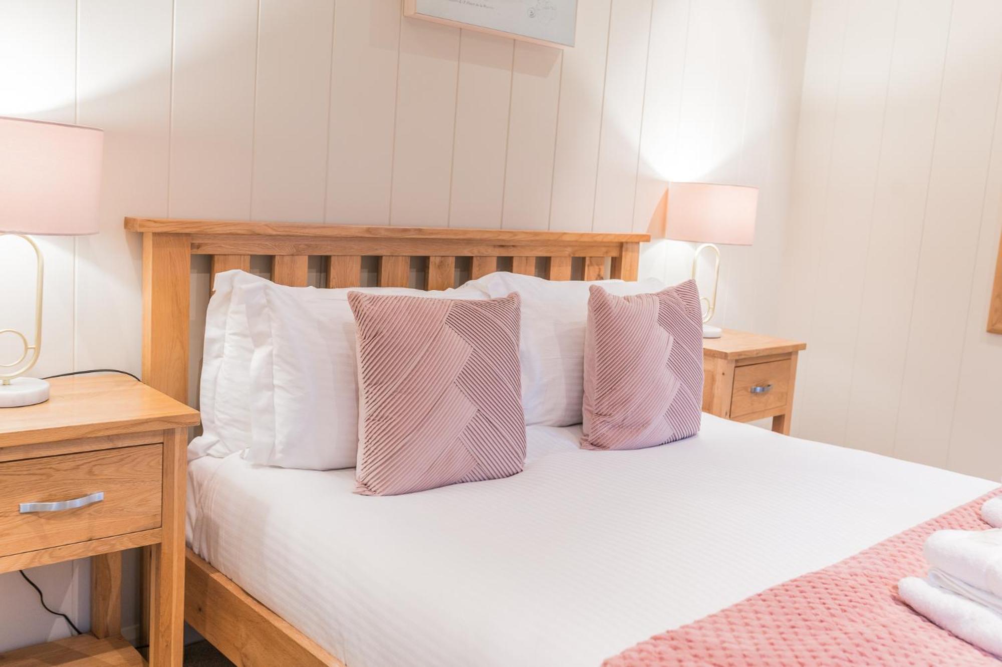 Family Friendly, Lovely Lakeland With Private Parking And A Patio