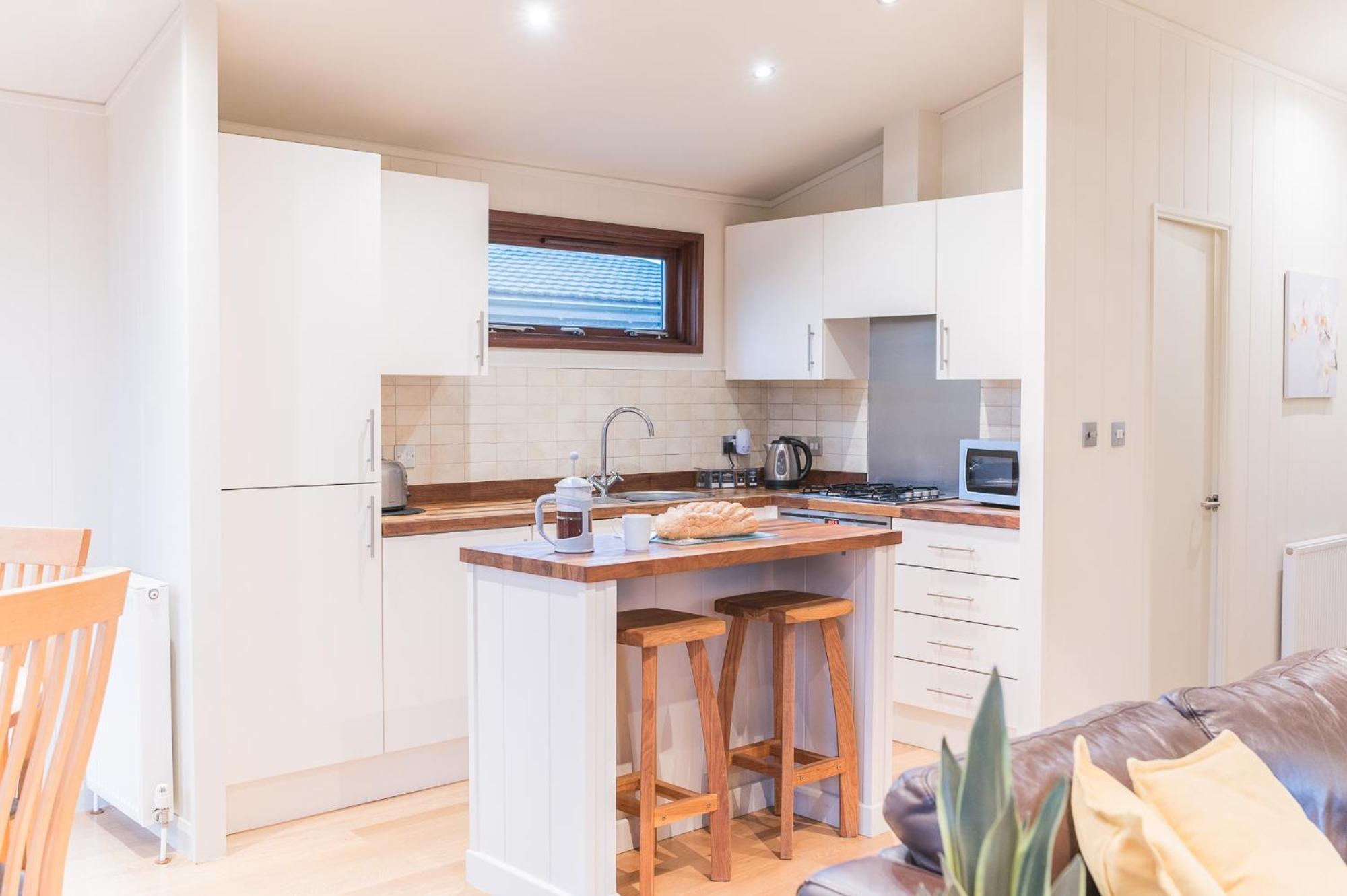 Family Friendly, Lovely Lakeland With Private Parking And A Patio Chalet