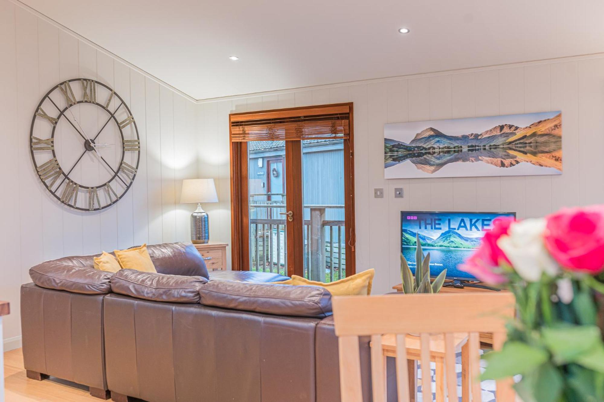 Family Friendly, Lovely Lakeland With Private Parking And A Patio Chalet *