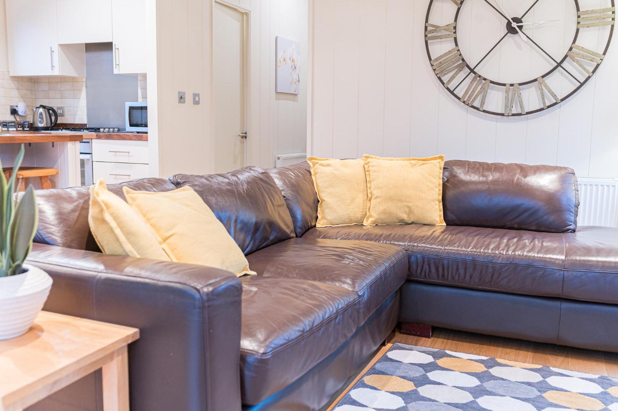 Chalet Family Friendly, Lovely Lakeland With Private Parking And A Patio *